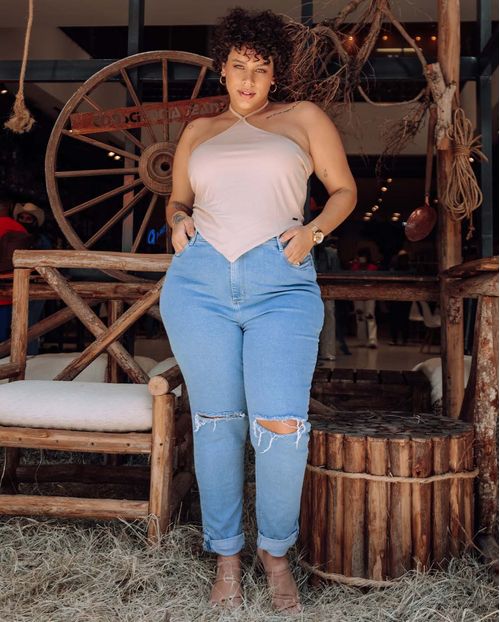 Calça Jeans Feminina Mom Plus com Martingale Na Barra e Rasgo Nos Joelhos 21561 Clara Rasgada