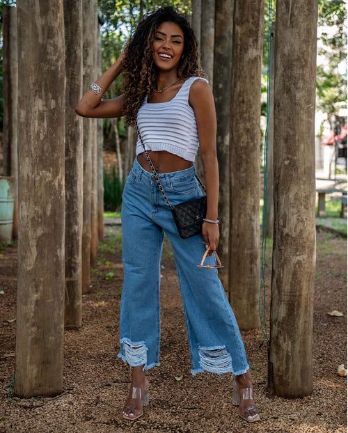 Calça Jeans Feminina Cropped Flare com Barra Desfiada e Rasgos  21721 Média Rasgada