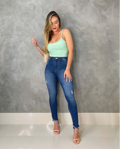 Calça Jeans Feminina Skinny Hot Pants  Extreme Power com Barra Irregular Desfiada  21837 Escura