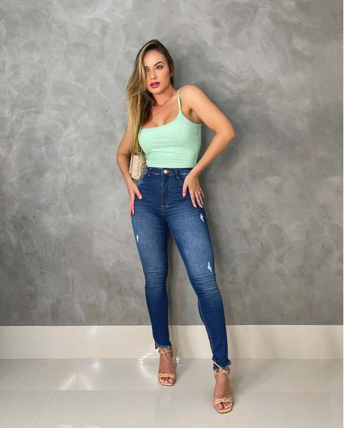 Calça Jeans Feminina Skinny Hot Pants  Extreme Power com Barra Irregular Desfiada  21837 Escura