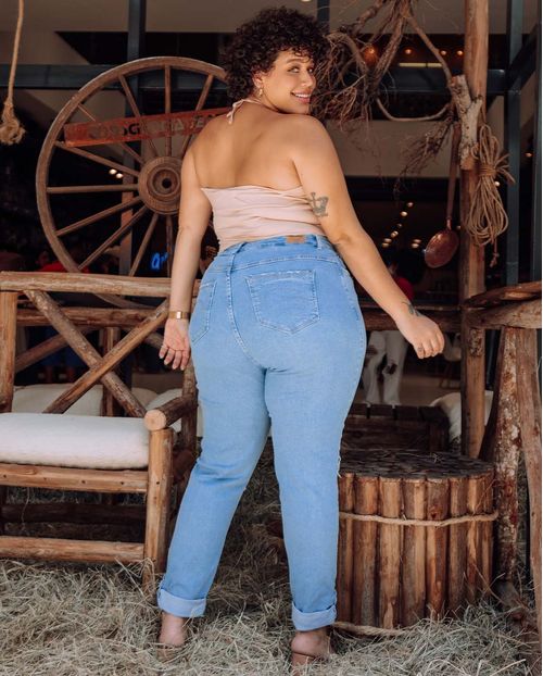 Calça Jeans Feminina Mom Plus com Martingale Na Barra e Rasgo Nos Joelhos 21561 Clara Rasgada