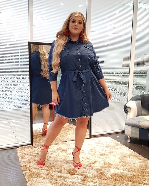Chemise Jeans Feminina Plus Size com Cinto do Mesmo Tecido e Barra Desfiada 16745 Unica