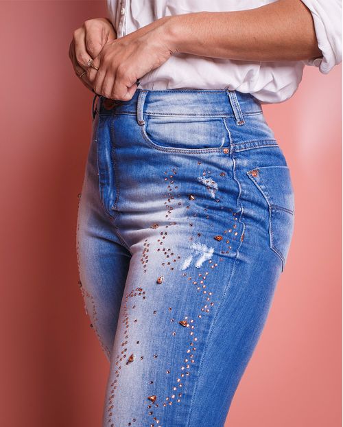 Calça Jeans Feminina Mom com Puídos e Aplicações   14923 Unica