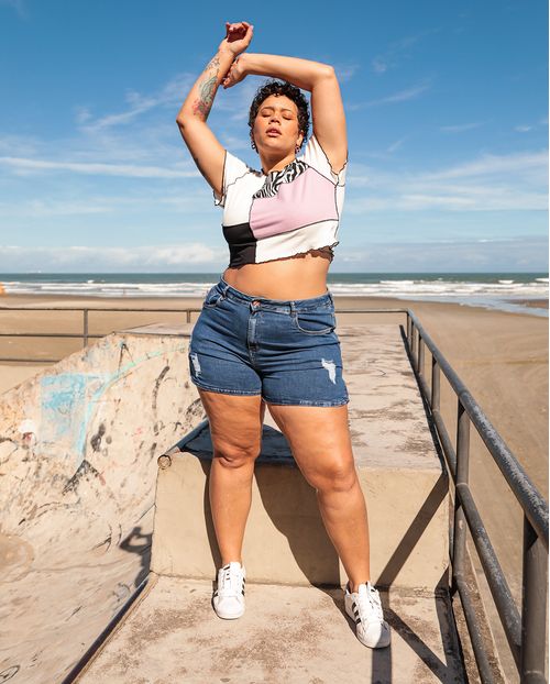 Shorts Jeans Feminino Plus Size com Puídos  21186 Média