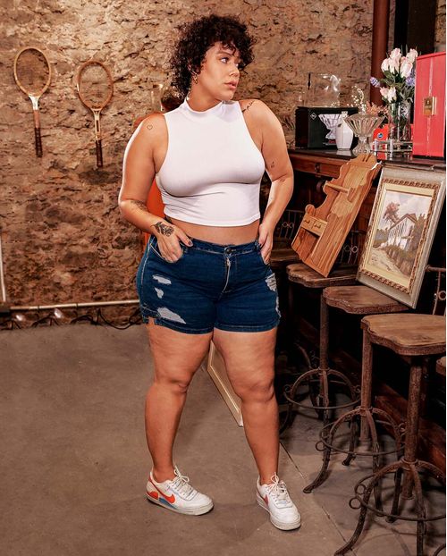 Shorts Jeans Feminino Plus com Martingale Na Barra 21587 Escura Rasgada