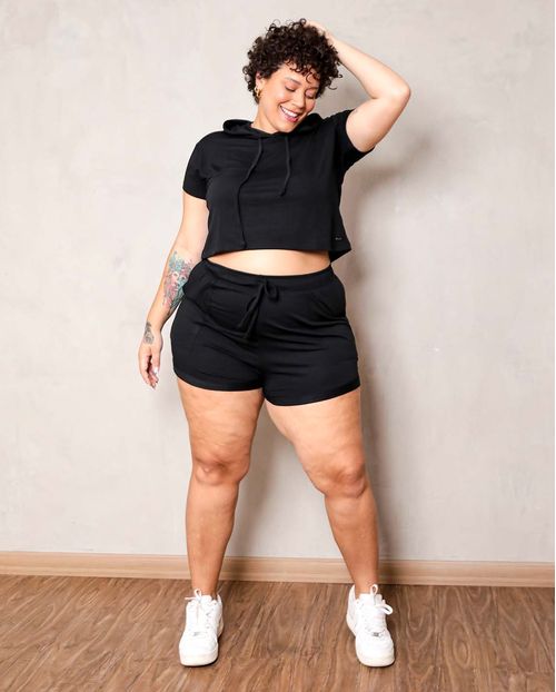 Conjunto Feminino Plus Moletinho Preto Blusa Cropped com Capuz e Shorts  90091p Unica