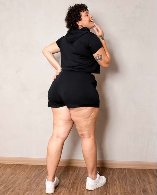 Conjunto Feminino Plus Moletinho Preto Blusa Cropped com Capuz e Shorts  90091p Unica