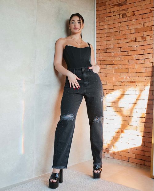 Calça Jeans Feminina Mom com Aplicação de Strass e Rasgos Na Perna  21460 Preto