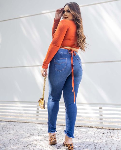Calça Jeans Feminina  Plus Size Skinny com Barra Desfiada Irregular  21900 Escura