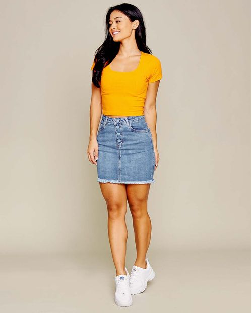 Mini-Saia Jeans Feminina com Botões Revestidos e Barra Desfiada   21757 Clara