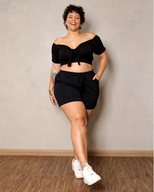 Conjunto Feminino Plus  Moletinho Consciência Blusa Cropped  Manga Princesa + Shorts , Coleção Moletinho -90095 Preto