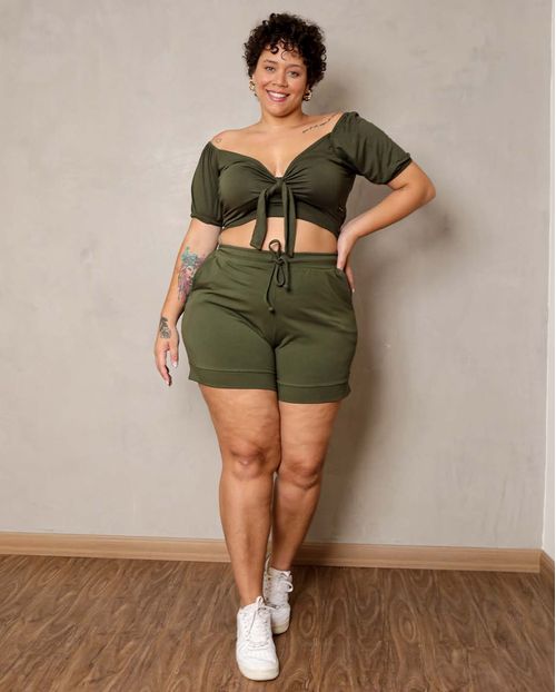 Conjunto Feminino Plus  Moletinho Consciência Blusa Cropped  Manga Princesa + Shorts , Coleção Moletinho -90095 Verde