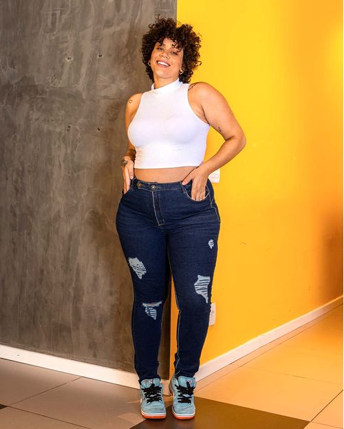 Calça Jeans Feminnina Skinny Plus Size com Cós Transpassado 21577 Escura Rasgada