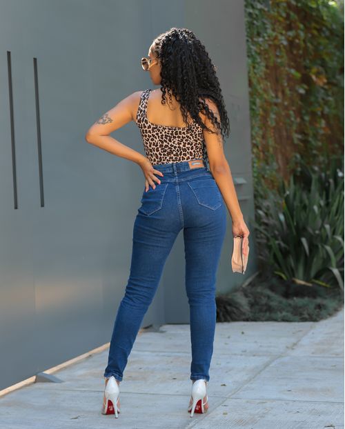 Calça Jeans Feminina Mom com Botões Revestidos Escura   00222 Escura
