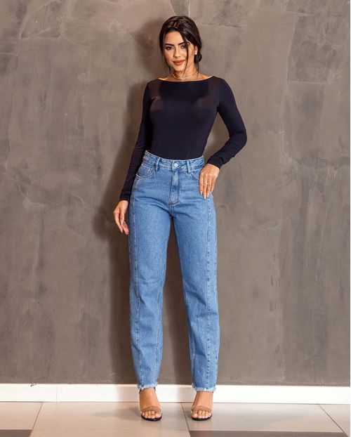 Calça Jeans Feminina Mom com Recorte Na Perna e Barra Desfiada  21934 Média