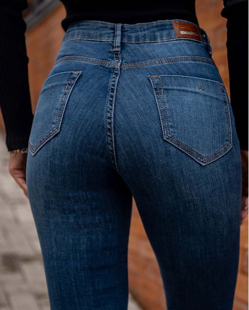 Calça Jeans Feminina Intermediária com Barra a Fio  22052 Escura