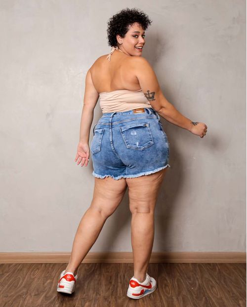 Shorts Feminino Mom Plus Médio com Barra Desfiada   21395 Média Rasgada