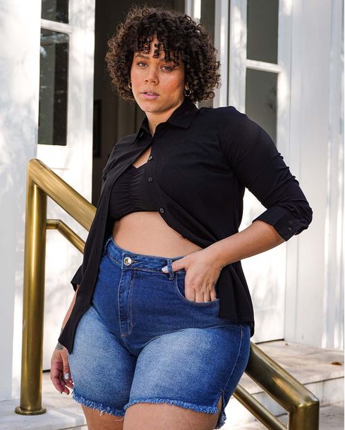 Shorts Jeans Fem Plus Size com Abertura Lateral Na Barra Desfiada  21322 Escura