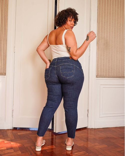 Calça Jeans Feminina Skinny Plus Size com Nervuras No Bolso e Na Barra a Fio 22141 Escura