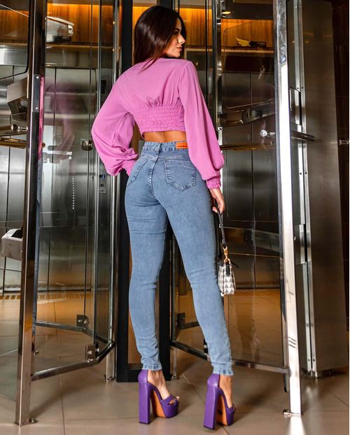 Calça Jeans Feminina Intermediaria com Franzido Na Boca do Bolso  22116



 Clara