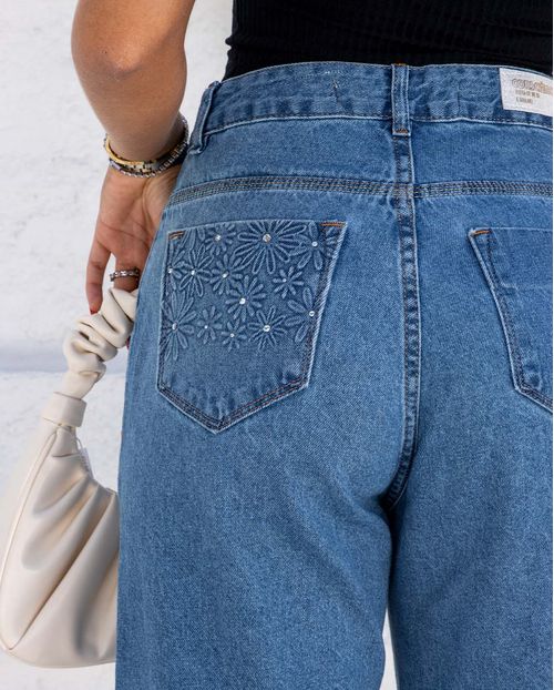 Calça Jeans Feminina Wide Leg com Silicone  e Strass Nos Bolsos  22066 Média