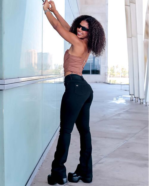 Calça Feminina Flare Extreme Power com Pence Nos Bolsos  22308
 Preto