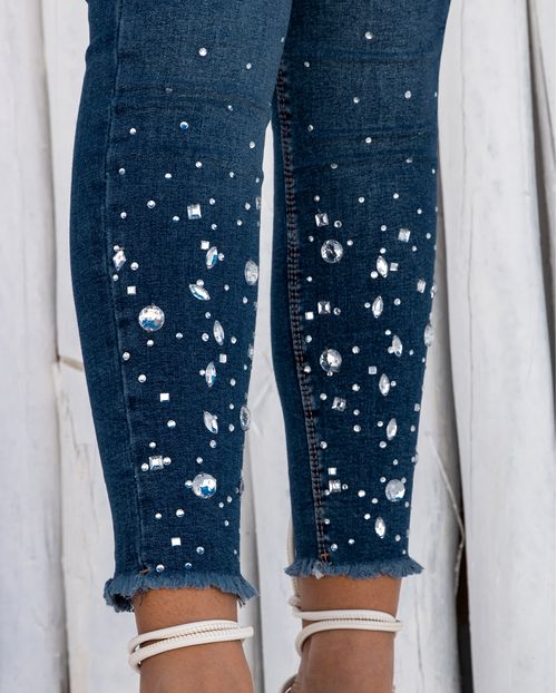 Calça Jeans Feminina Intermediaria com Aplicação de Strass e Bordado de Chaton Na Barra  22160 Escura