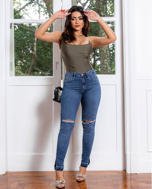 Calça Jeans Feminina Intermediaria com Abertura Lateral Na Barra Desmanchada   22179 Escura