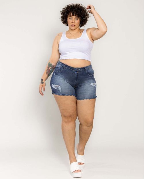 Shorts Jeans Feminino Plus com Dois Botões Na Vista e Abertura Lateral Na Barra Desfiada  22409 Escura