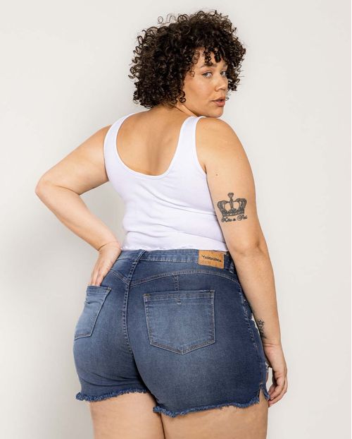 Shorts Jeans Feminino Plus com Dois Botões Na Vista e Abertura Lateral Na Barra Desfiada  22409 Escura