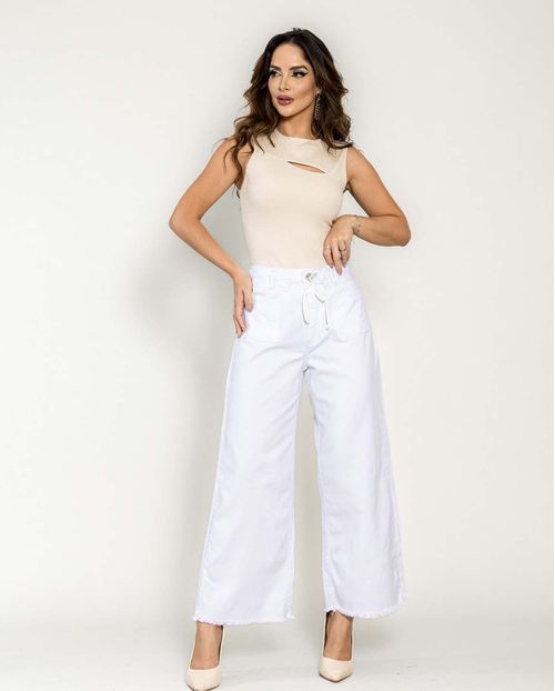 Calça Jeans Feminina Cropped Flare Rope com Bolsos Na Frente  e Barra Desfiada  22411 Branco
