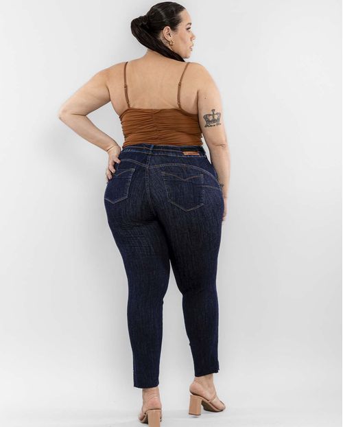 Calça Jeans Feminina Plus Size Cós Largo e Abertura Lateral Na Barra a Fio  22522 Escura