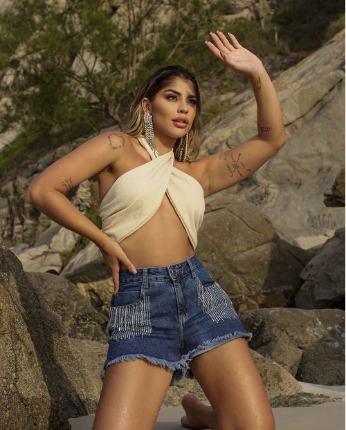 Shorts Jeans Feminino Boyfriend com Aplicação e Abertura Lateral Na Barra Desfiada  22392 Escura