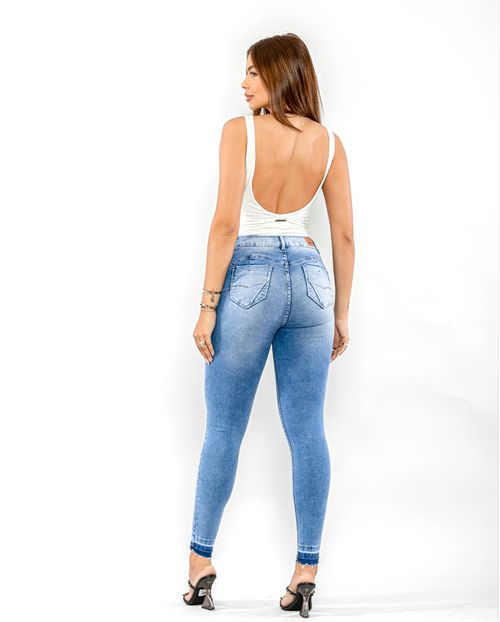 Calça Jeans Feminina Intermediaria com Barra Desmanchada  22241 Média