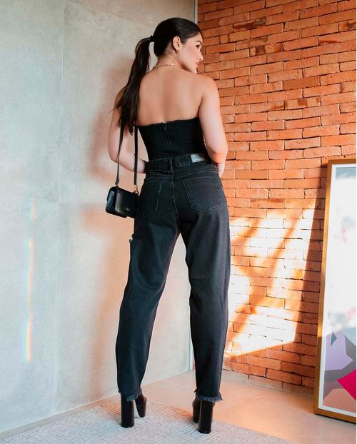 Calça Jeans Feminina Mom com Aplicação de Strass e Rasgos Na Perna  21460 Preta Rasgada
