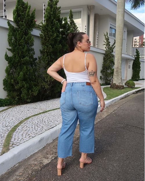 Calça Jeans Straight Feminina Plus Size Cintura Média Barra No Fio 22789 Média