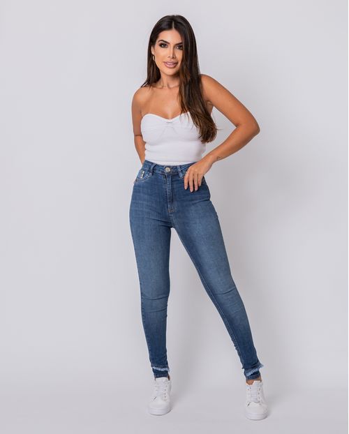 Calça Jeans Feminina Skinny Hot Pants com Recorte Desfiado Na Barra 21948 Escura
