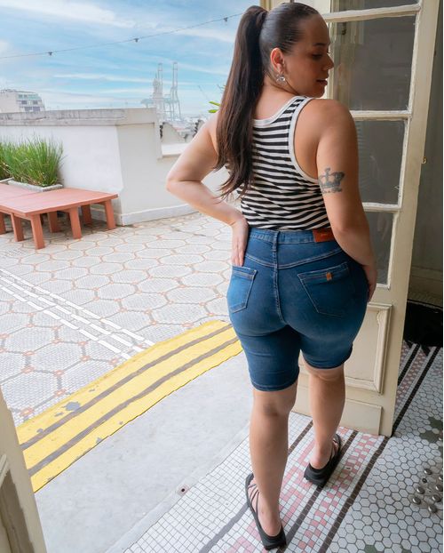 Bermuda Jeans Plus Size Feminina Cintura Alta Abertura Lateral Na Barra 23345 Escura