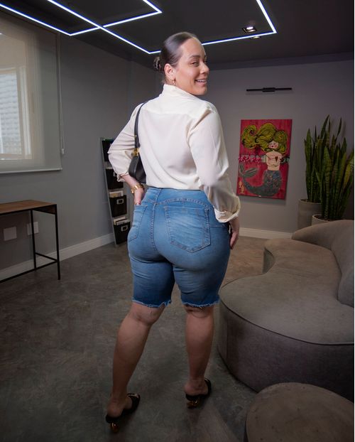 Bermuda Jeans Pedal Feminina Plus Size Cintura Alta Barra Desfiada 23287 Média