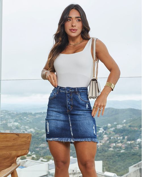 Mini-Saia Jeans Feminina Escura com Botões Revestidos e Barra Desfiada   21618 Escura